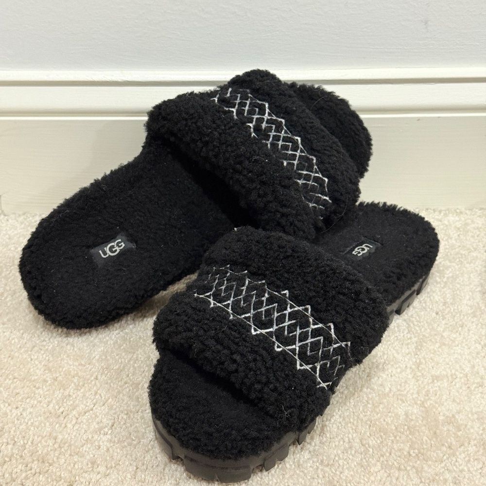 UGG Women’s Fluffy Slide Slippers – Black And White - Picture 5 of 5